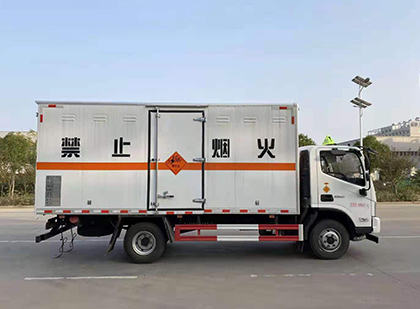 新田爆破器材运输车